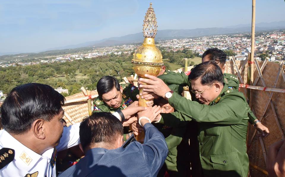 ၂၀၁၈ခုနှစ် ဇန်နဝါရီလ(၃၀)ရက်နေ့က လက်ရှိ  အာဏာသိမ်း စစ်ခေါင်းဆောင် မင်းအောင်လှိုင်ကိုယ်တိုင် ထီးတော်တင်နေစဉ် 