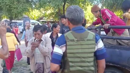 Embedded thumbnail for ပုလဲမြို့ပေါ်ကို စစ်ကောင်စီဗုံးကြဲရာ လျှပ်စစ်ရုံးဝန်ထမ်းအိမ်ယာနှင့် ထွေအုပ်ရုံးဝန်ထမ်း အိမ်ယာပေါ်ကျပြီး လျှပ်စစ်မှူးနှင့် ထွေအုပ်စာရေး၏ ဇနီးတို့ သေဆုံး