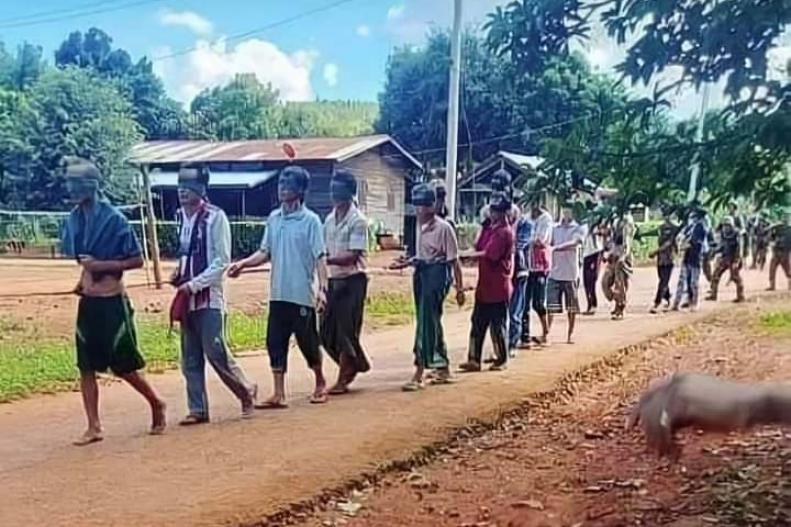 ဓါတ်ပုံ (၂၀၂၁ ခုနှစ် အောက်တိုဘာလအတွင်း ရွှေပြည်အေးရွာသားများအား စစ်ကောင်စီတပ်က ဖမ်းဆီးသွားစဉ်)