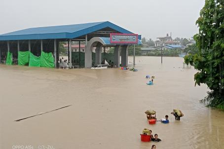 ပုံအညွှန်း - မြစ်ကြီးနားမြို့တွင်း ရေကြီးရေလျှံနေသည့် ပုံများဖြစ်ပြီး ဇူလိုင်လ(၁)ရက်နေ့ နံနက်ပိုင်းတွင် မြင်တွေ့ရသည့် အခြေအနေများ ဖြစ်သည်၊။ Photo: Wait Zu