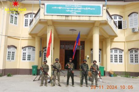 Photo: အမ်းမြိုနယ်၊ အနောက်ပိုင်းတိုင်းစစ်ဌာနချုပ် (နပခ) ဌာနချုပ်အတွင်းမှ နေရာအများစု (နပခဌာနချုပ်ဂွင်တစ်ခုသာကျန်)နှင့် အမ်းလေဆိပ်တို့အား အပြီးသတ်သိမ်းပိုက်ပြီးနောက် အာရက္ခတပ်တော်က သတင်းထုတ်ပြန်ထားခြင်းဖြစ်သည်။